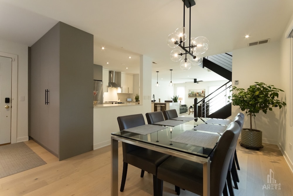 Tasteful Townhome Design in Lakeview, photo 10