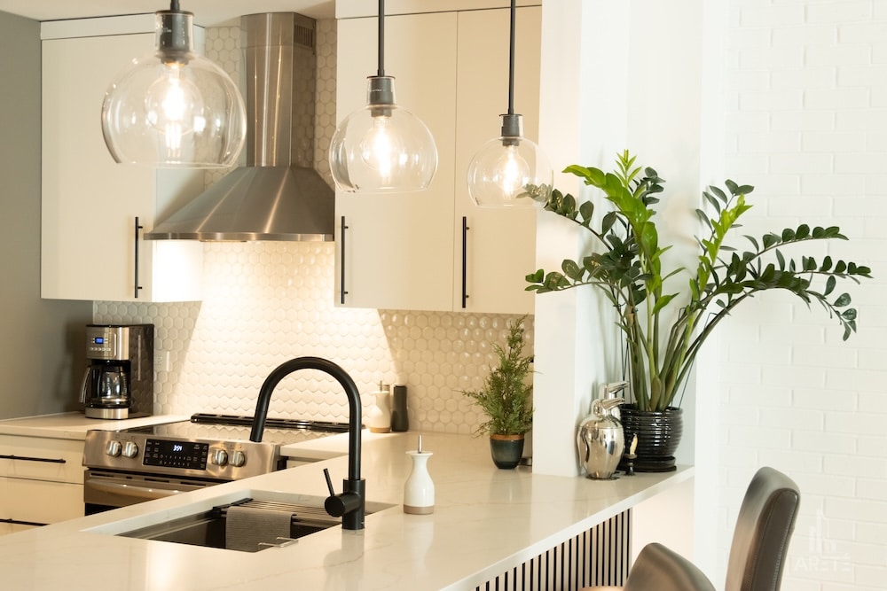 Tasteful Townhome Design in Lakeview, photo 14