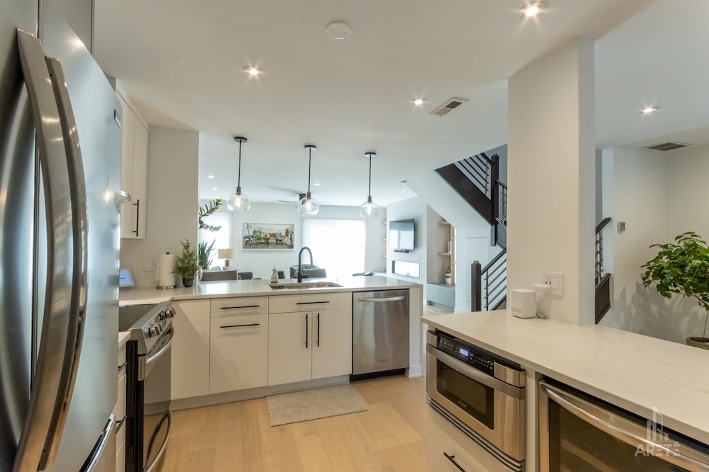 Tasteful Townhome Design in Lakeview, photo 16