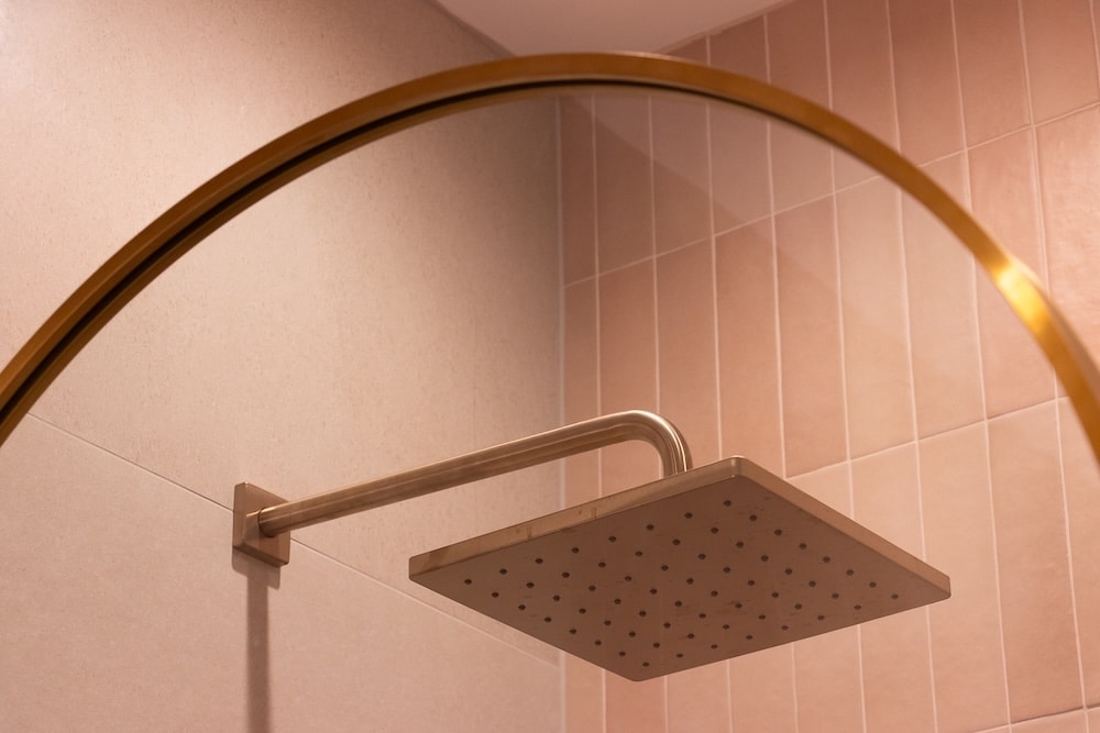 Transform Your Chicago Bathroom with Elegant Gold Accents