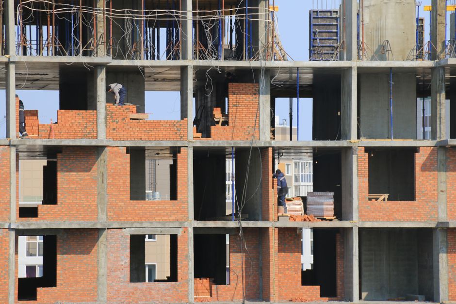 Don’t Let June Showers Ruin Your Brickwork: Chicago Spring Tuckpointing Guide